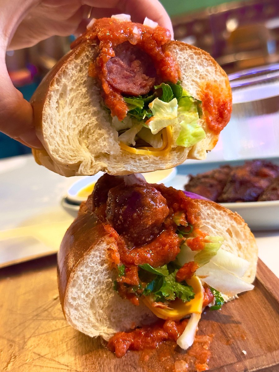 TrinityHattead's tweet photo. [Quiero un hot dog con mucha salsa de chili, no se me olviden la mostaza y la cebolla picada] https://t.co/H7Y3wNAd4r