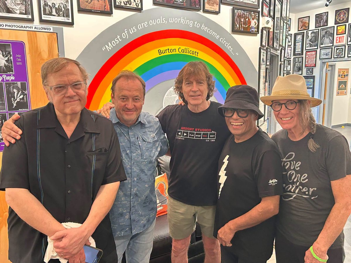 SmithereensHQ's tweet photo. Wishing a very Happy Birthday to Jody Stephens of Big Star, born on October 5! 🎶🎂🥁 Shown here with The @SmithereensHQ in Memphis last month.
📷 L-R Dennis Diken, Jim Babjak, Jody Stephens, Severo Jornacion, John Cowsill 
#bigstar #jodystephens https://t.co/SYHlN4jnnZ