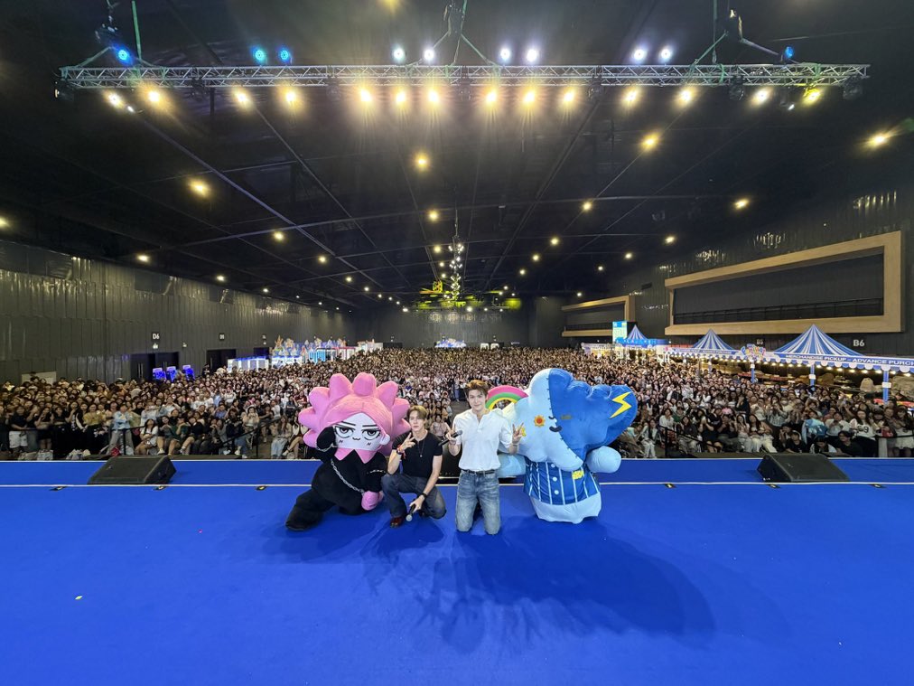 Tearremq_'s tweet photo. อยากร้องไห้ คนเยอะมาก😭😭😭😭😭😭😭 https://t.co/KJmO27Tj0d