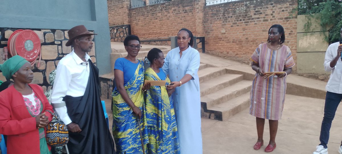 Kimisagara_Sect's tweet photo. @Nyarugenge Muri iyi nteko kandi habereyemo kwizihiza Umunsi mpuzamahanga w'abageze mu zabukuru ufite insanganyamatsiko igira iti Ubunararibonye bw'abageze mu zabukuru,Umunsingi w'iterambere rirambye.
Haremewe bamwe mu abageze mu zabukuru https://t.co/OO8A6vymL7