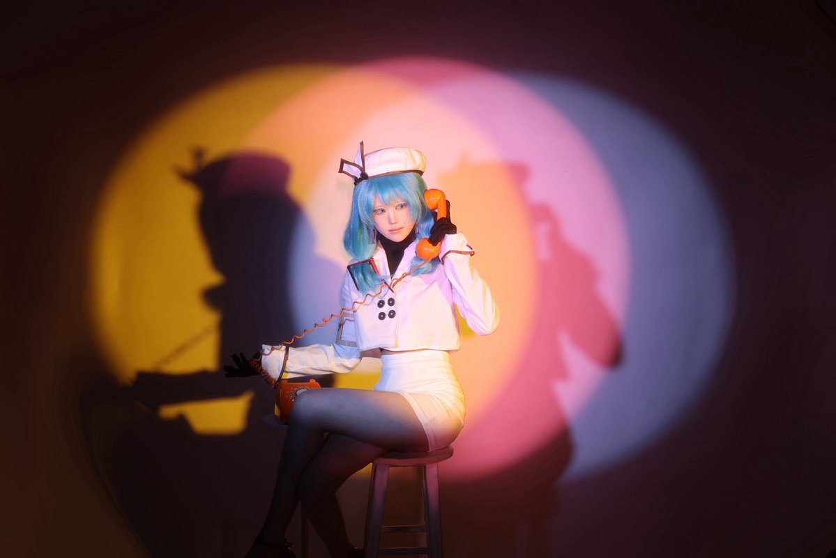 PPPpHobia's tweet photo. ワンダー
#art_906 #Vocaloidcosplay 
———
This is the first time I’ve made a full cosplay outfit. I think it turned out pretty well! （）
I was absolutely thrilled the moment the three lights hit..and I’m so happy I could recreate that classic scene from the * ワンダー* PV...！！ https://t.co/4mIUTJnYbf