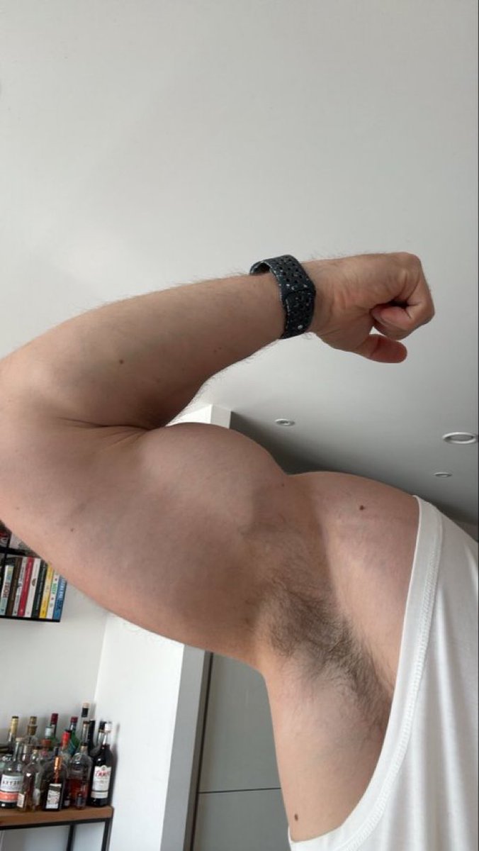MikeHockeyJock's tweet photo. Beg for a sniff after my lift 💪🏻 https://t.co/IUu8D2qyOE