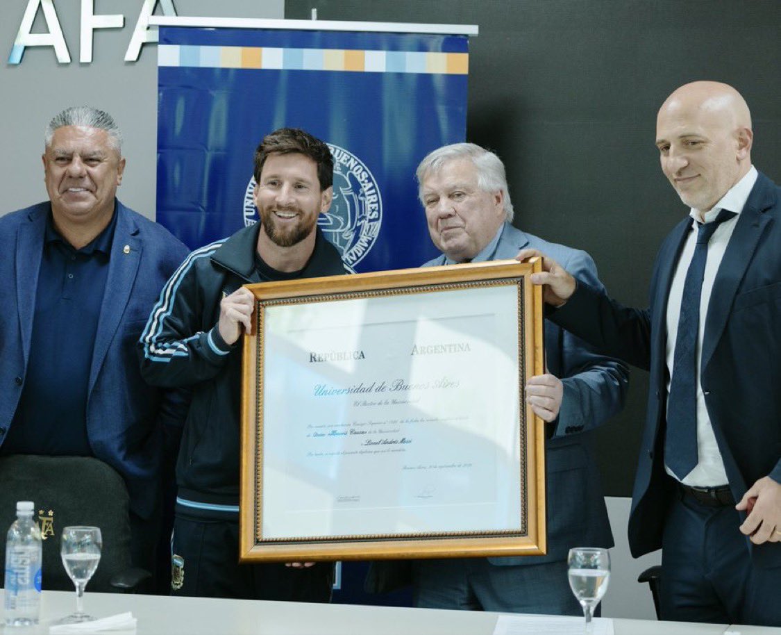 TouchlineX's tweet photo. 🚨 𝗡𝗘𝗪: Lionel Messi has been awarded an HONORARY DOCTORATE by the University of Buenos Aires, the highest honorary distinction awarded by the university. https://t.co/mzXjoJdtgS