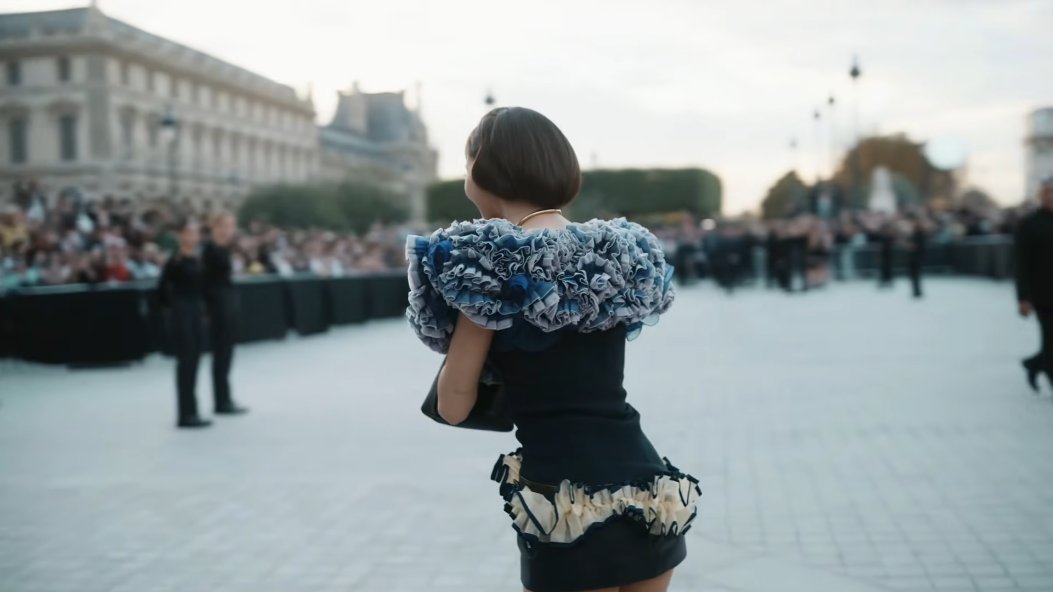 PortalLalisa's tweet photo. Ela virando pra trás e fazendo a saudação da Tailândia para os fãs. 😭

LISA LOUIS VUITTON SS27
#LISAxLVSS27
#LISAxLouisVuitton
#LISA @wearelloud @LouisVuitton https://t.co/E5tbUKh233