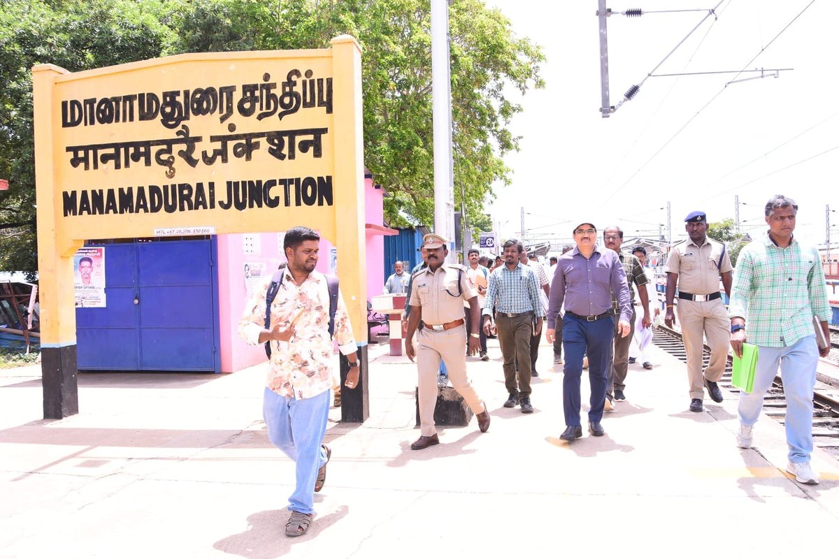 drmmadurai's tweet photo. DRM Shri Om Prakash Meena inspected Manamadurai Station, reviewing passenger amenities, station facilities and ongoing improvement works. He emphasised maintaining high standards of cleanliness, safety &amp; passenger convenience.

#SouthernRailway #Madurai #IndianRailways https://t.co/sRsamP0yaf