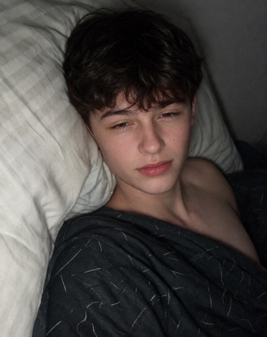 joecutiie's tweet photo. could u still love me even with my morning face?? i'd run away hahah 🤣 https://t.co/NWAwXdUeoy