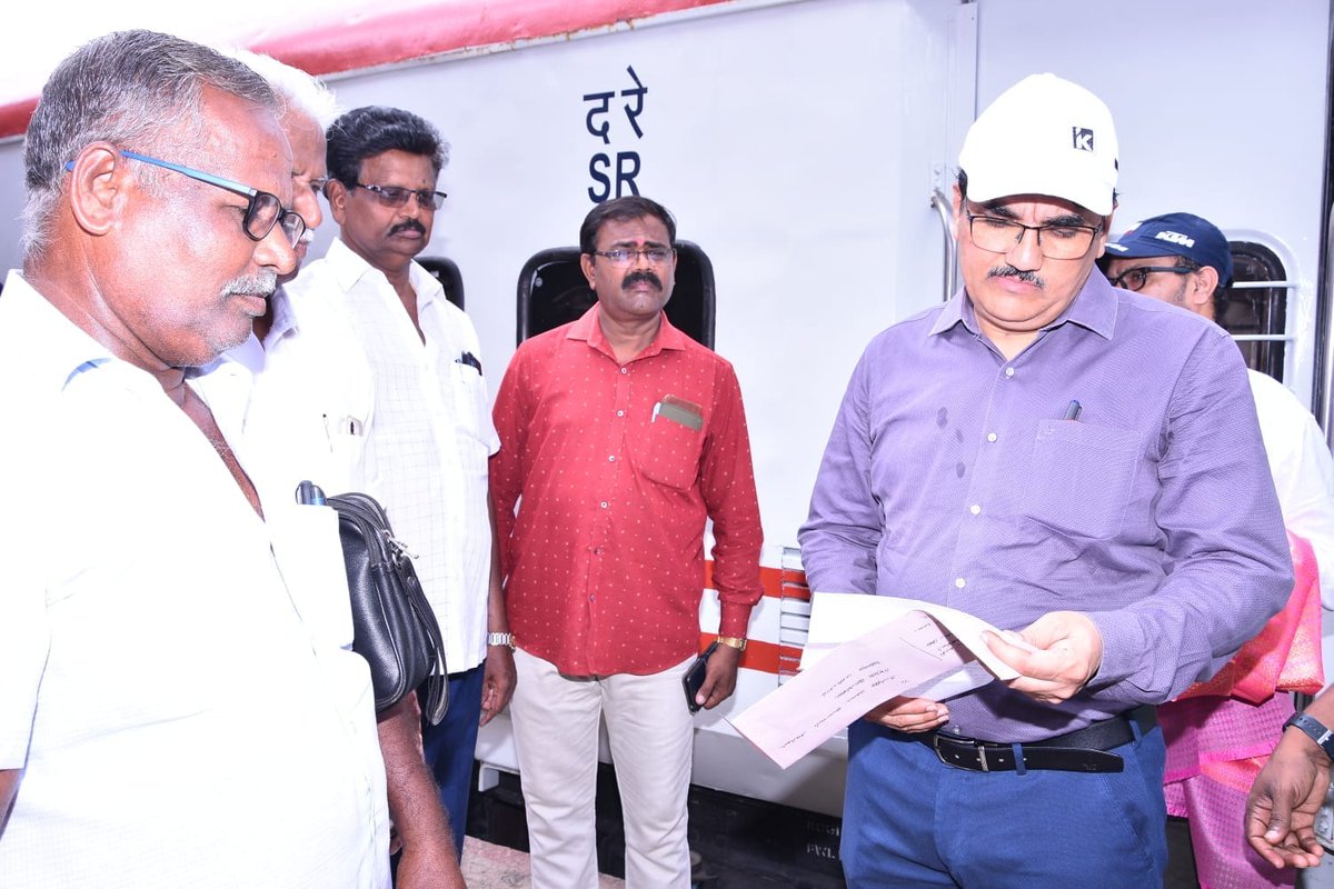 drmmadurai's tweet photo. DRM Shri Om Prakash Meena inspected Manamadurai Station, reviewing passenger amenities, station facilities and ongoing improvement works. He emphasised maintaining high standards of cleanliness, safety &amp; passenger convenience.

#SouthernRailway #Madurai #IndianRailways https://t.co/sRsamP0yaf