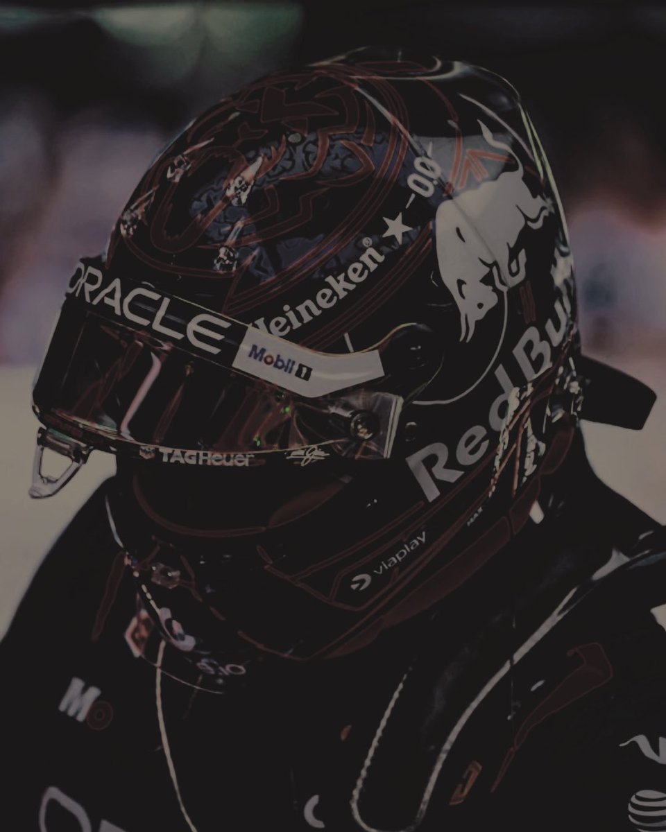 runforall's tweet photo. ⠀⠀
a  special  helmet  for  a  special   grand  prix.  bring  me  some  luck,  singapore  🇸🇬 . https://t.co/UggOKgRnpX