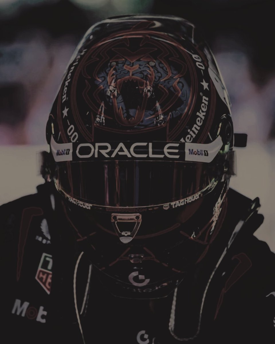 runforall's tweet photo. ⠀⠀
a  special  helmet  for  a  special   grand  prix.  bring  me  some  luck,  singapore  🇸🇬 . https://t.co/UggOKgRnpX
