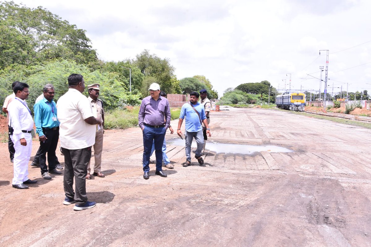 drmmadurai's tweet photo. DRM Shri Om Prakash Meena inspected Manamadurai Station, reviewing passenger amenities, station facilities and ongoing improvement works. He emphasised maintaining high standards of cleanliness, safety &amp; passenger convenience.

#SouthernRailway #Madurai #IndianRailways https://t.co/sRsamP0yaf