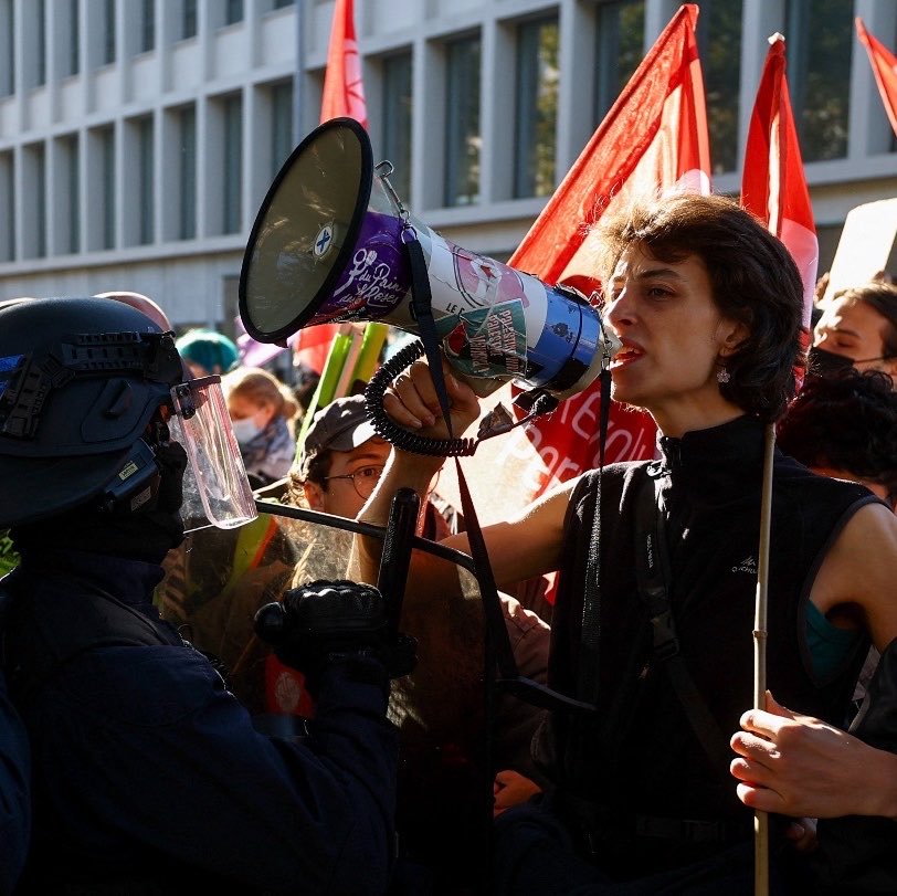 O_Papo_'s tweet photo. 🔥🇫🇷 A FRANÇA EM CHAMAS!

Estudantes e trabalhadores tomam as ruas contra o governo e a precarização da educação. https://t.co/eKwyF2mHca