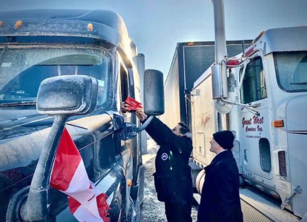 HenriAGS's tweet photo. 🇺🇲 didn't start attacking 🇨🇦 in Jan 2025 upon Trump's return

It began in 2022 when MAGA assisted a coup d'etat in Ottawa, endorsed by the CPC

The unholy alliance of MAGA + Canadian traitors includes separatists, convoyers AND a party whose leader refuses a security clearance 🤔 https://t.co/KawVaCiajn