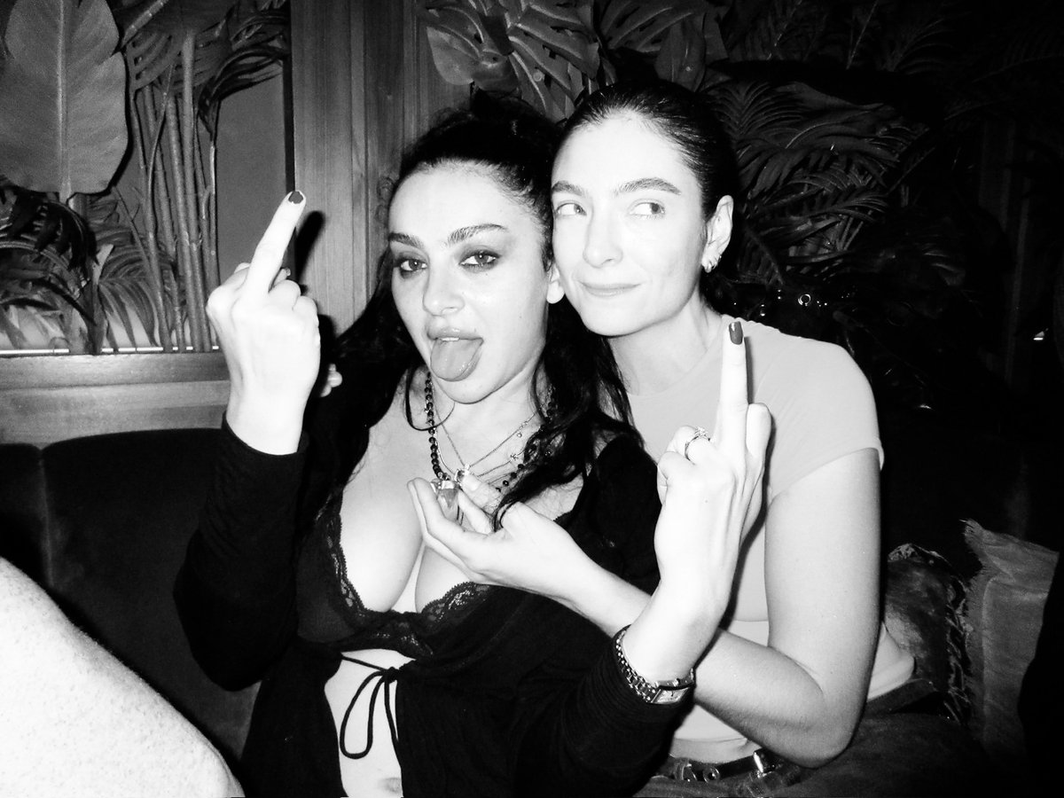 charli_xcx's tweet photo. me and my friendssss acl weekend 1 <3333 https://t.co/Gb8aohAoQJ