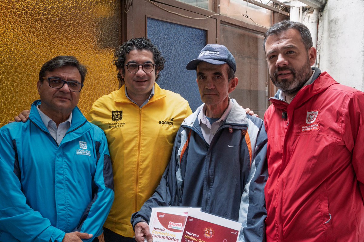 integracionbta's tweet photo. 📊 El análisis nos permitió identificar que 7 de cada 10 personas mayores estaban categorizadas en nivel C del Sisbén, una clasificación que no permitía determinar su situación de pobreza o vulnerabilidad ni acceder a algunos servicios sociales del #Distrito.
🔴🟡Además, 1 de cada 10 se encontraba en situación de abandono, con privaciones económicas, sociales y comunitarias y sin redes familiares, institucionales o colectivas para superar esta situación.
#AquíSíPasa