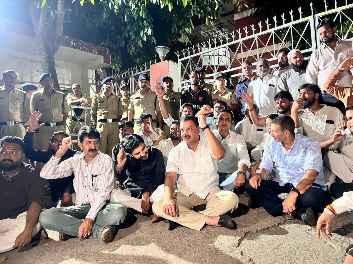 UmangSinghar's tweet photo. दिल्ली पुलिस द्वारा आदरणीय श्री राहुल गांधी जी एवं श्रीमती प्रियंका गांधी जी की गिरफ्तारी के विरोध में भोपाल स्थित निर्वाचन आयोग कार्यालय के समक्ष कांग्रेस पार्टी का धरना।

इस दौरान मध्यप्रदेश कांग्रेस अध्यक्ष श्री जीतू पटवारी जी सहित  विधायकगण, पदाधिकारी एवं कार्यकर्ता उपस्थित रहे।

भाजपा के दमनतंत्र के खिलाफ लोकतंत्र की रक्षा की इस लड़ाई को कांग्रेस पार्टी जननायक राहुल गांधी जी के नेतृत्व में पूरी मजबूती से लड़ेगी।

@narendramodi @AmitShah @ECISVEEP @DelhiPolice
@RahulGandhi @INCIndia @INCMP 

#US12990