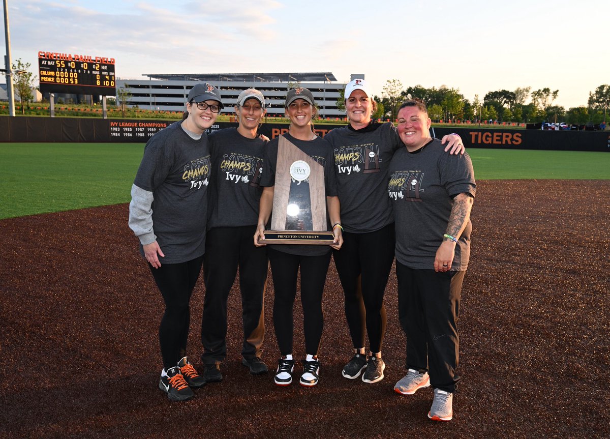 CoachDavis1321's tweet photo. Lucky to spend my days alongside women who lead with strength, heart, and purpose— Who build up the person first, long before the athlete. 
No place I’d rather be 🧡
Happy National Coaches Day! 🫶 https://t.co/juMUsG9Jm9