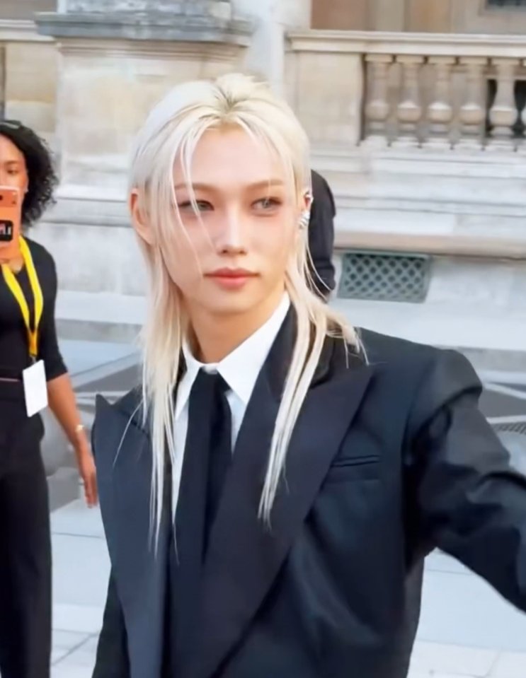 AboutMusicYT's tweet photo. Felix of Stray Kids trends with over 150,000 posts on Twitter following his appearance at the Louis Vuitton show today. https://t.co/f0XT1R8AF4