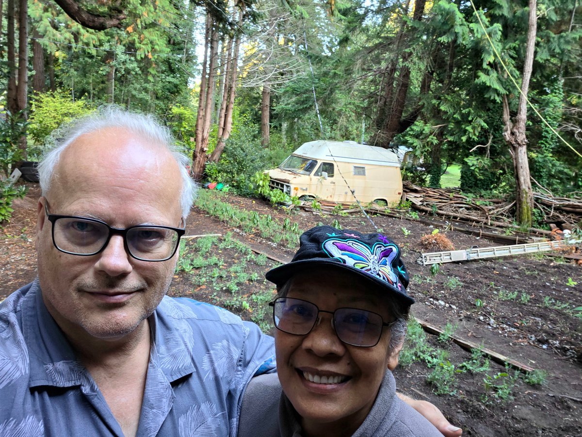ERGardenerChef's tweet photo. "Few Last Harvests at Our Point Roberts 🇺🇸 & Lantzville 🇨🇦 Gardens"

This is it! The spring green beans 🫘and peas 🫛 are at the end of their growing. But, there are newer ones coming though, likely some can get harvested in at least a couple of months.

In Point Roberts 🇺🇸 garden, we still have a few handfuls of greens like onions, salad 🥗, carrots, potatoes and lots of new peas 🫛 planted. 

Also, in Lantzville 🇨🇦, we still have a few of potatoes, green salad 🥗, herbs 🌿, sunflowers 🌻,  corn 🌽, peppers 🌶, tomatoes 🍅 and lots of new peas 🫛 planted! 

Anyway, I took a few photos for you, during our visit in Lantzville 🇨🇦 (Sept 29th to October 3rd) & Point Roberts 🇺🇸 (Sept 26th to Sept 27th). Finally, a photo of the havest once they are cleaned up place in the fridge or freezer. 

We made sure we have fridge /freezer in three locations: Point Roberts 🇺🇸, Lantzville 🇨🇦 and New Westminster 🇨🇦; we might get another fridge / freezer once we spend more time in our Skagit Valley 🇺🇸 agricultural land in Conway, Mount Vernon, WA USA 🇺🇸 (near Milltown Boat Launch).

Anyway, until next writing! ^ER ✍️ (@EarlaRiopel)