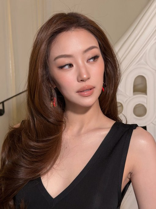 LenaMiuTH's tweet photo. เรามีเวลาอีกแค่ 5 ชั่วโมงค่ะทุกคน มาเอา 1M กันค่ะะะะ

#CHANELSS27xLenaMiu #MiuNatsha 
#CHANELSpringSummer #CHANEL #PFW https://t.co/nvmW19MEKX