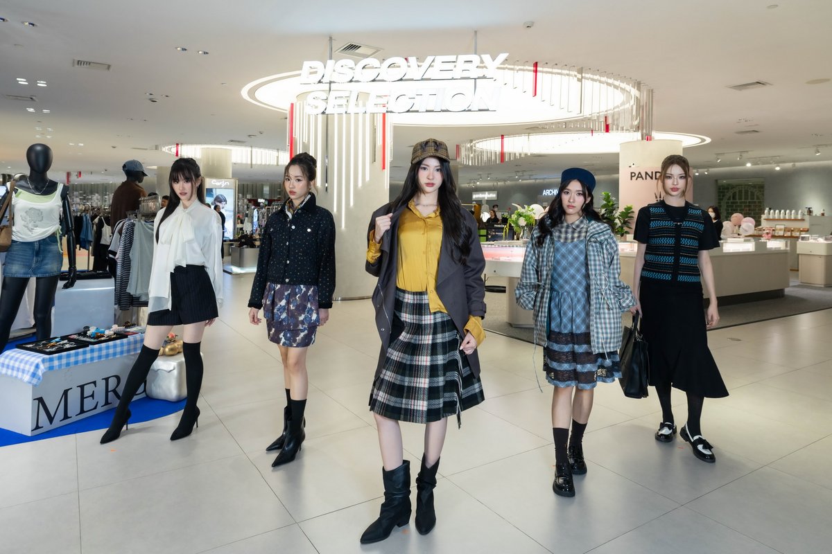 around_ent's tweet photo. สยามดิสคัฟเวอรี่ เปิดรันเวย์ FASHION REVOLUTIONARY 2026 รวมพลังแบรนด์แฟชั่นนานาชาติ ถ่ายทอดตัวตนอย่างมีสไตล์

#SiamDiscovery #BeRevolutionary 
#SiamDiscoveryBIFW2026 #BIFW2026

อ่านข่าวเพิ่มเติม
📍https://t.co/zqhugWqKWl

ทั้งหมดสะท้อนหัวใจของ สยามดิสคัฟเวอรี่ ดิเอ็กซ์พลอราทอเรี่ยม ที่เปิดโอกาสให้ทุกคนได้ Experiment กับความเป็นไปได้ใหม่ๆ ได้ครีเอทสไตล์ในแบบของตัวเอง และ Cultivate ตัวตนผ่านทุกประสบการณ์และการค้นพบ ขอเชิญร่วมสัมผัสความหลากหลายของแฟชั่น ได้ที่ Discovery Selection ชั้น G-M และ แบรนด์เวียดนาม House of Aren ชั้น G สยามดิสคัฟเวอรี่ รายละเอียดเพิ่มเติมที่ https://t.co/62ke9JhOLn