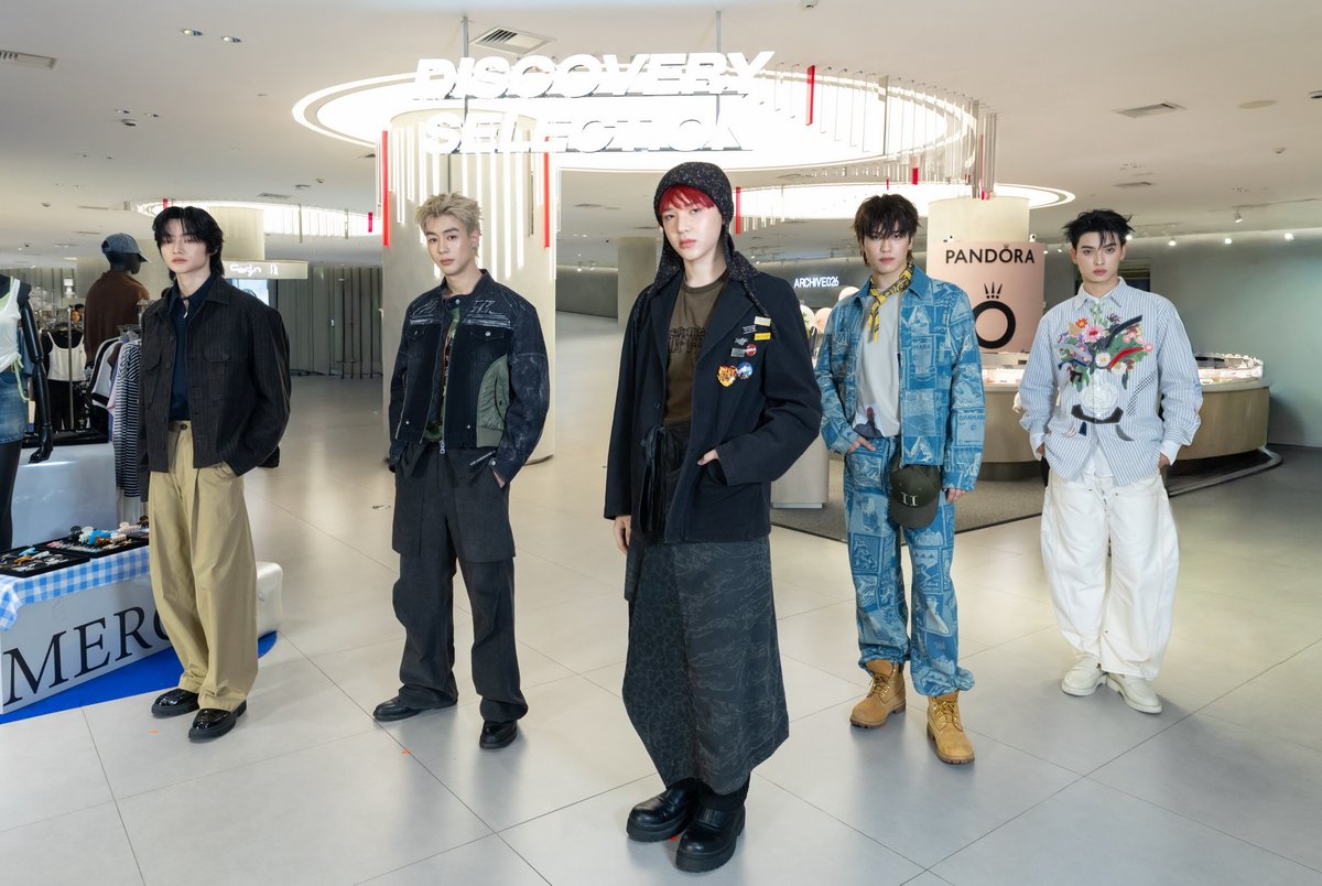 around_ent's tweet photo. สยามดิสคัฟเวอรี่ เปิดรันเวย์ FASHION REVOLUTIONARY 2026 รวมพลังแบรนด์แฟชั่นนานาชาติ ถ่ายทอดตัวตนอย่างมีสไตล์

#SiamDiscovery #BeRevolutionary 
#SiamDiscoveryBIFW2026 #BIFW2026

อ่านข่าวเพิ่มเติม
📍https://t.co/zqhugWqKWl

ทั้งหมดสะท้อนหัวใจของ สยามดิสคัฟเวอรี่ ดิเอ็กซ์พลอราทอเรี่ยม ที่เปิดโอกาสให้ทุกคนได้ Experiment กับความเป็นไปได้ใหม่ๆ ได้ครีเอทสไตล์ในแบบของตัวเอง และ Cultivate ตัวตนผ่านทุกประสบการณ์และการค้นพบ ขอเชิญร่วมสัมผัสความหลากหลายของแฟชั่น ได้ที่ Discovery Selection ชั้น G-M และ แบรนด์เวียดนาม House of Aren ชั้น G สยามดิสคัฟเวอรี่ รายละเอียดเพิ่มเติมที่ https://t.co/62ke9JhOLn