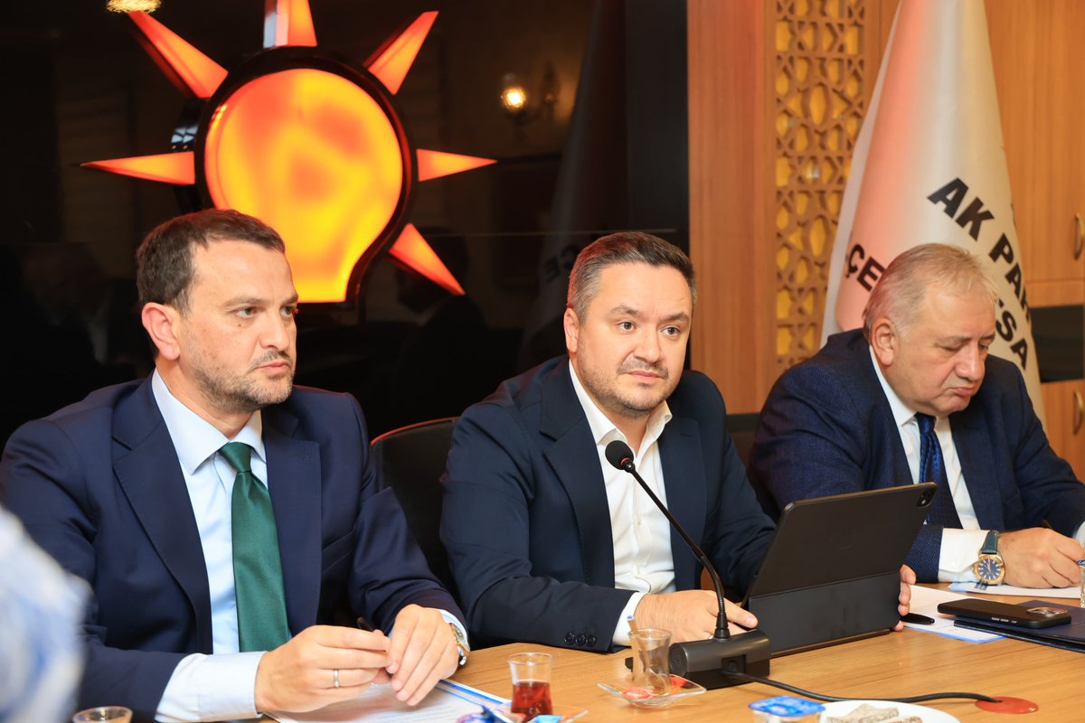 ozdemirsamet's tweet photo. 📍 AK Parti Fatsa İlçe Başkanlığımızdayız

Cumhurbaşkanımız ve Genel Başkanımız Sayın Recep Tayyip Erdoğan’ın liderliğinde; güçlü teşkilat yapımız, ortak hedeflerimiz ve Türkiye Yüzyılı vizyonumuz doğrultusunda çalışmalarımızı kararlılıkla sürdürüyoruz.

Bu anlayışla, 19 ilçe başkanımızın katılımıyla Olağan İlçe Başkanları Toplantımızı gerçekleştirdik.

Toplantımızda ilçelerimizde yaptığımız çalışmaları değerlendirdik, planladığımız çalışmalar üzerine istişarelerde bulunduk.

AK davamızın ve teşkilatımızın her kademesinde taşıdığımız sorumluluğun bilinciyle; Ordu’muz için çalışmaya devam edeceğiz.

Toplantımızın AK Partimize ve şehrimize hayırlı olmasını diliyor, tüm teşkilat mensuplarımıza çalışmalarında kolaylıklar ve başarılar diliyorum.