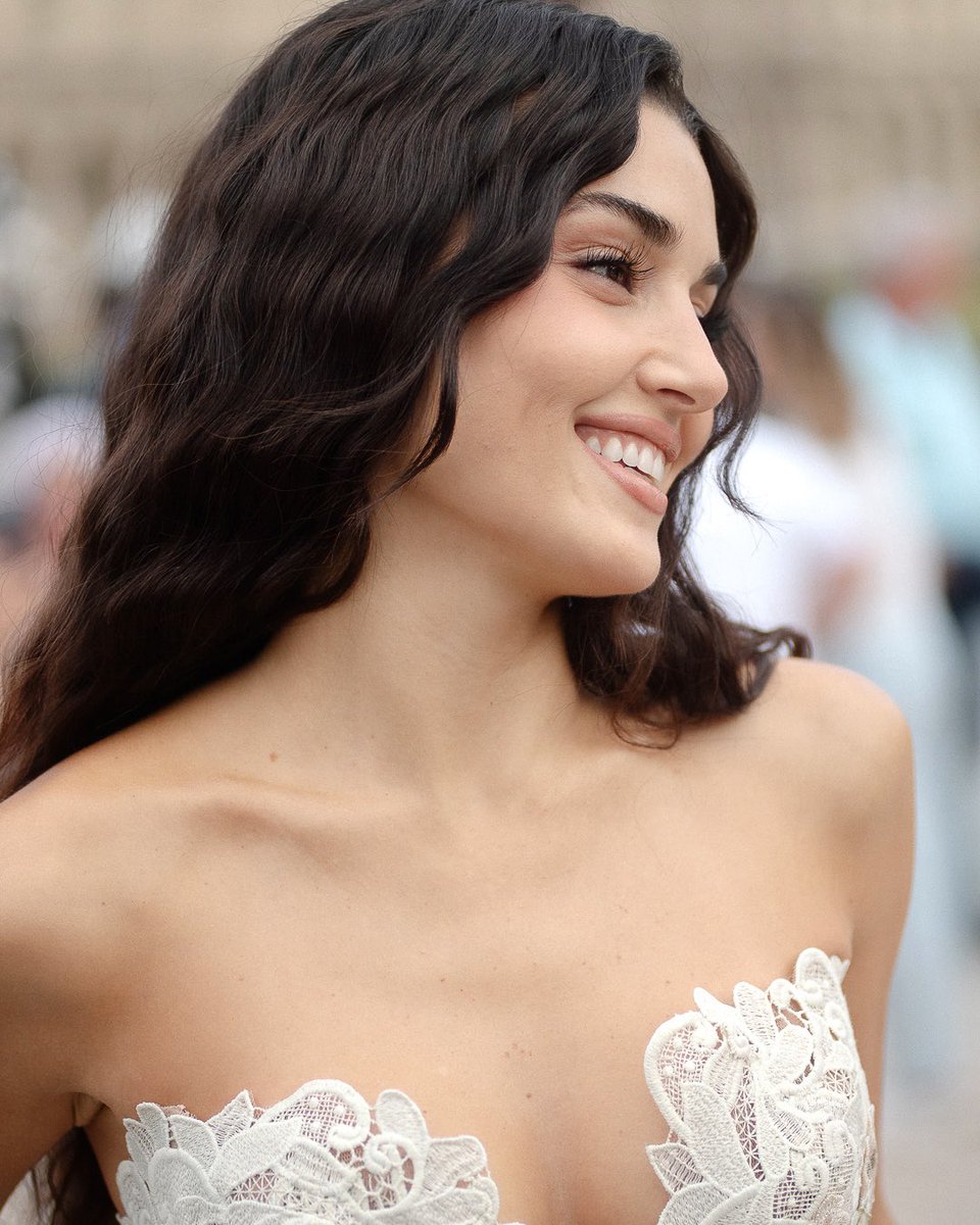 portalhandebr's tweet photo. Novas fotos de Hande Erçel no desfile da Elie Saab durante a Paris Fashion Week. ⭐️

📸 nicolasinparisphoto

#HandeErçel | #PFW | HANDE X ELIE SAAB https://t.co/Mix52aXTUW