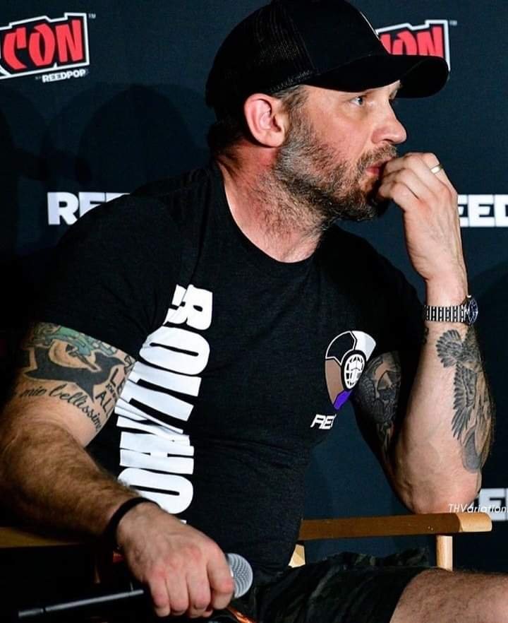 KoRn_Penguin's tweet photo. Tom Hardy at Comic Con 🖤🩶 
🤍 https://t.co/kyFv7spPA4
