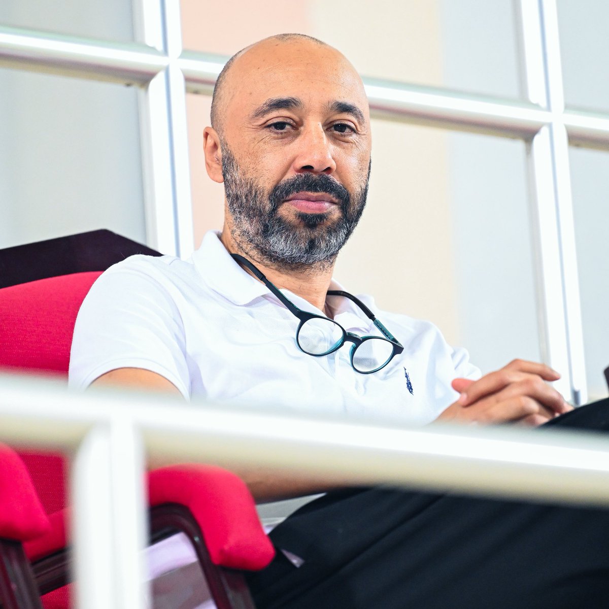 Oman_NT's tweet photo. مدرب منتخبنا الوطني الأول طارق السكتيوي يتابع الأحمر الأولمبي 🇴🇲❤️ https://t.co/9zIzXmMJZ4