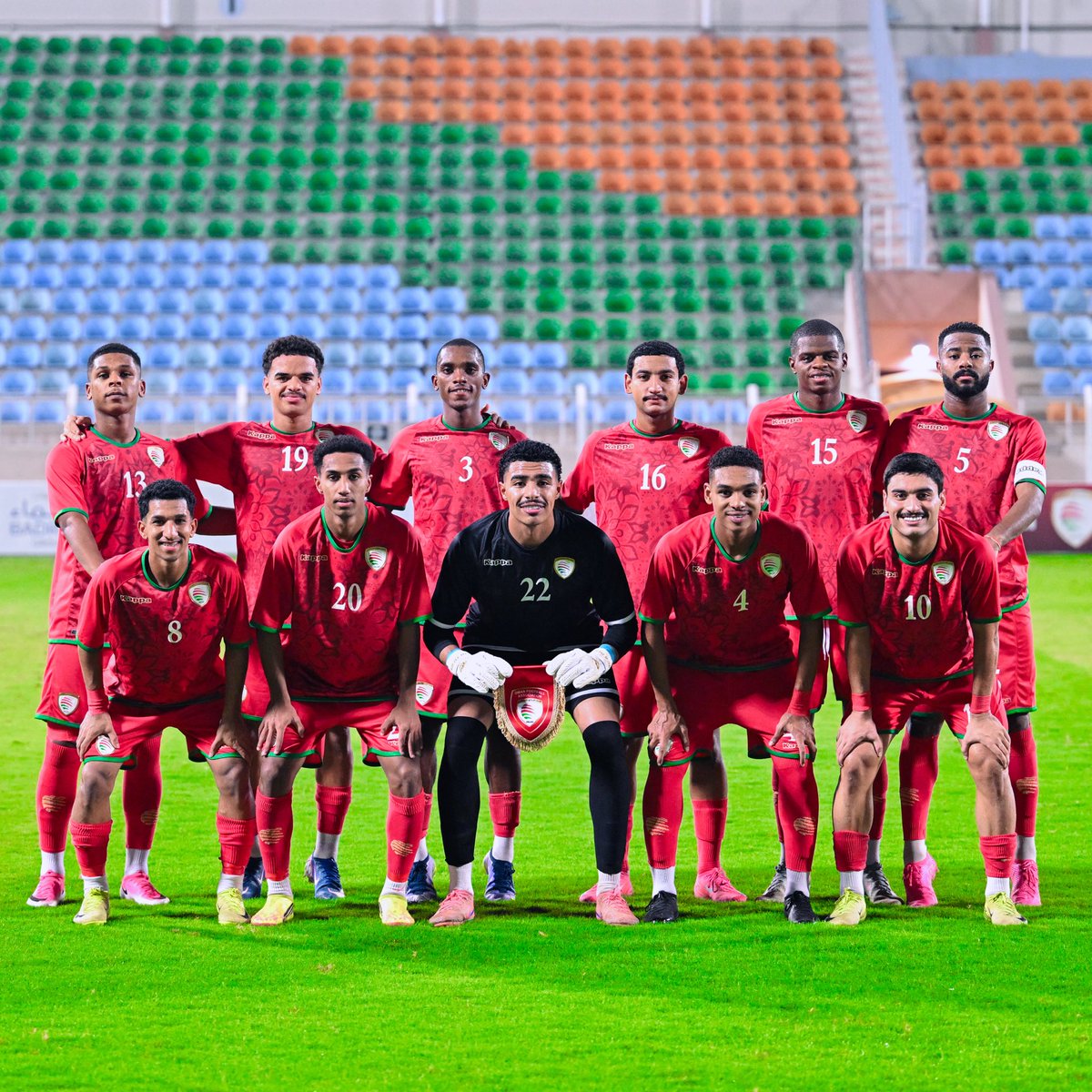 Oman_NT's tweet photo. مدرب منتخبنا الوطني الأول طارق السكتيوي يتابع الأحمر الأولمبي 🇴🇲❤️ https://t.co/9zIzXmMJZ4