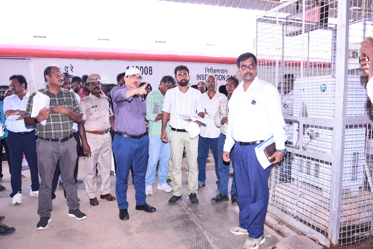 drmmadurai's tweet photo. DRM Shri Om Prakash Meena inspected Sivaganga Station, reviewing passenger amenities, station facilities and ongoing improvement works. He emphasised maintaining high standards of cleanliness, safety &amp; passenger convenience.

#SouthernRailway #Madurai #IndianRailways https://t.co/ZKHx4hjX9Q