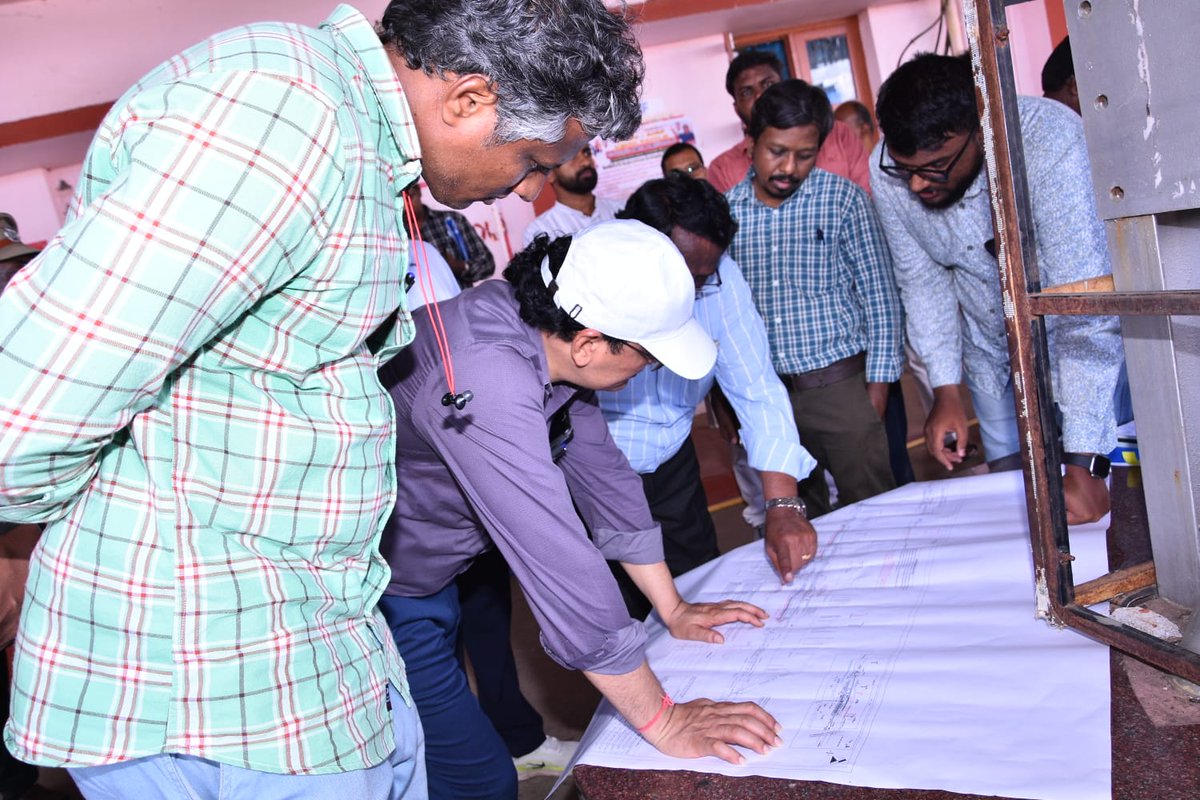 drmmadurai's tweet photo. DRM Shri Om Prakash Meena inspected Sivaganga Station, reviewing passenger amenities, station facilities and ongoing improvement works. He emphasised maintaining high standards of cleanliness, safety &amp; passenger convenience.

#SouthernRailway #Madurai #IndianRailways https://t.co/ZKHx4hjX9Q