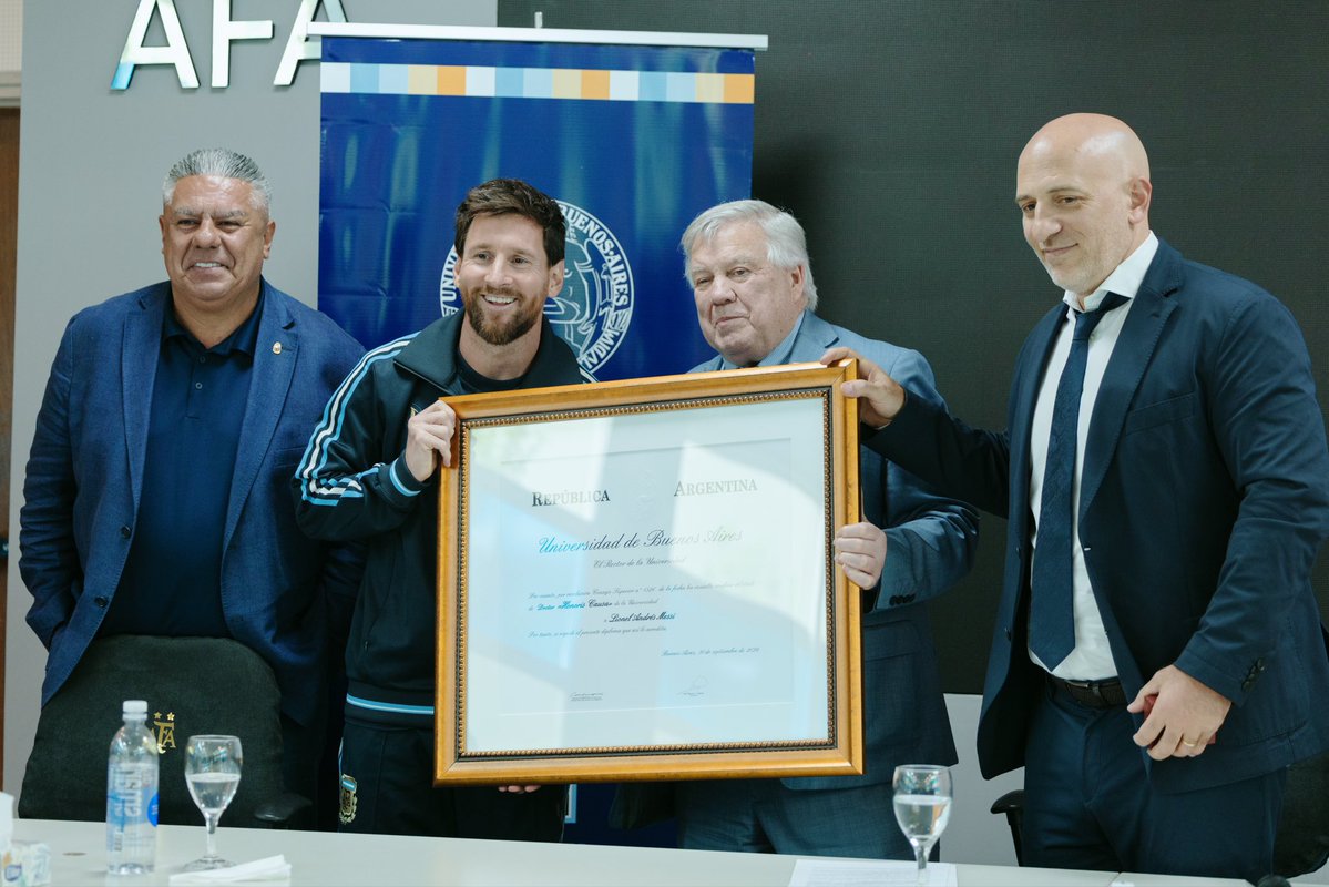 popstarmount's tweet photo. miralo a messi siendo el mejor jugador del mundo y encima recibiéndose en la uba antes que todos nosotros https://t.co/UX8VcOuzGQ
