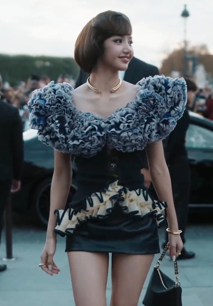 tweet2drz's tweet photo. LISA exudes class and elegance on the way to the Louis Vuitton show in Paris. https://t.co/LGGHpMxDbE