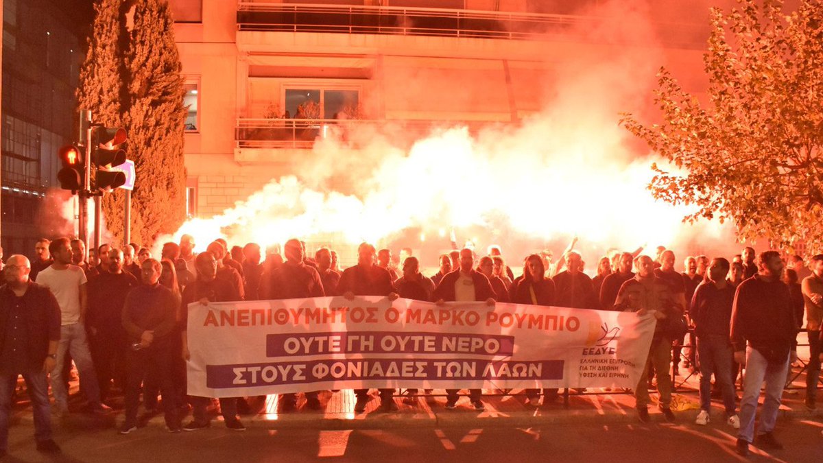 odigitis's tweet photo. 📌 Απαράδεκτο σκηνικό αστυνομοκρατίας, με φραγμό από κλούβες έχει στήσει η κυβέρνηση, για να εμποδίσει τη μεγάλη διαδήλωση ενάντια στην επίσκεψη του Αμερικανού Υπουργού Εξωτερικών, Μάρκο Ρούμπιο!
✊️ Την ίδια στιγμή, όμως, όπως ανακοινώθηκε από το βήμα της συγκέντρωσης, η μεθόδευση δεν πέρασε, αφού ήδη διαδηλωτές είχαν φτάσει στην αμερικανική πρεσβεία, διαδηλώνοντας ότι ο μακελάρης Ρούμπιο είναι ανεπιθύμητος!
#rubio_gohome