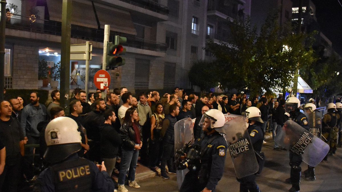 odigitis's tweet photo. 📌 Απαράδεκτο σκηνικό αστυνομοκρατίας, με φραγμό από κλούβες έχει στήσει η κυβέρνηση, για να εμποδίσει τη μεγάλη διαδήλωση ενάντια στην επίσκεψη του Αμερικανού Υπουργού Εξωτερικών, Μάρκο Ρούμπιο!
✊️ Την ίδια στιγμή, όμως, όπως ανακοινώθηκε από το βήμα της συγκέντρωσης, η μεθόδευση δεν πέρασε, αφού ήδη διαδηλωτές είχαν φτάσει στην αμερικανική πρεσβεία, διαδηλώνοντας ότι ο μακελάρης Ρούμπιο είναι ανεπιθύμητος!
#rubio_gohome