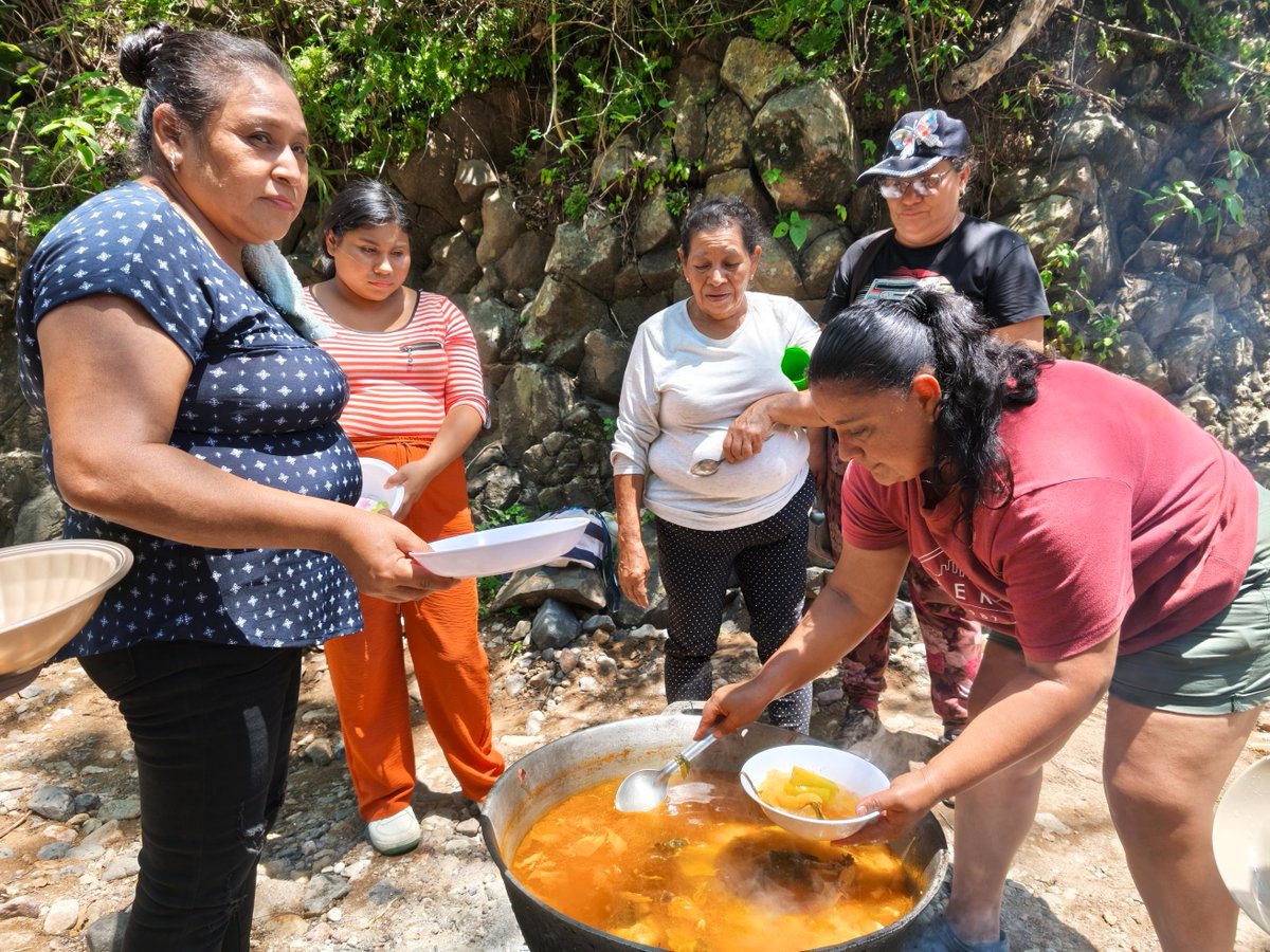 AMAESsv's tweet photo. Cerramos con un espacio de convivencia entre mujeres y juventudes, donde se compartieron experiencias, aprendizajes y el entusiasmo de trabajar unidas y unidos. (6/7)

@infodemiasv @VozPublicaVP @AFPespanol @RevistaFactum @MSobAlimentaria @SomosAguaES https://t.co/7r36Pn3ALJ
