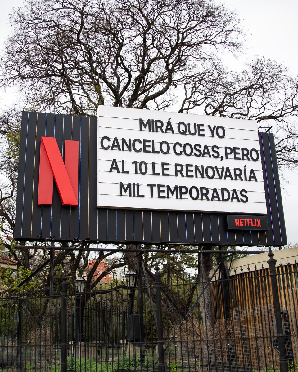 CheNetflix's tweet photo. El equipo de marketing no pensó en el LÍO que se me va a armar en los comentarios. No me odien, solo soy un CM. https://t.co/PR45kiaL7a