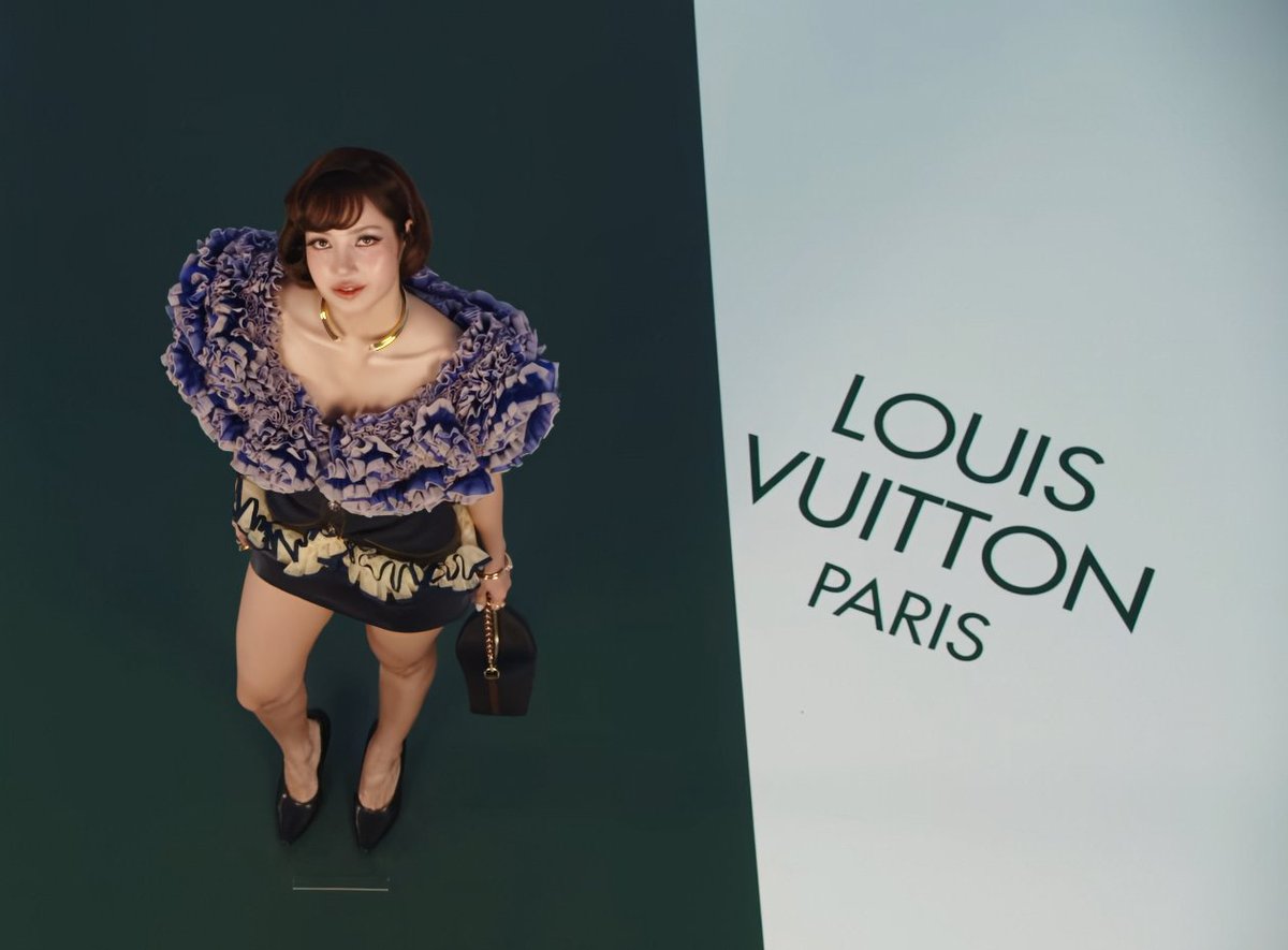 MugieMu's tweet photo. โห่ ลิซ่ามาโพสต์โซะ ๆ นึกว่าถ่ายโฟโต้ชู้ต ชีรู้มุมมากเก่งอะ

LISA LOUIS VUITTON SS27
#LISAxLVSS27 
#LISAxLouisVuitton https://t.co/BIlSfnzoyQ