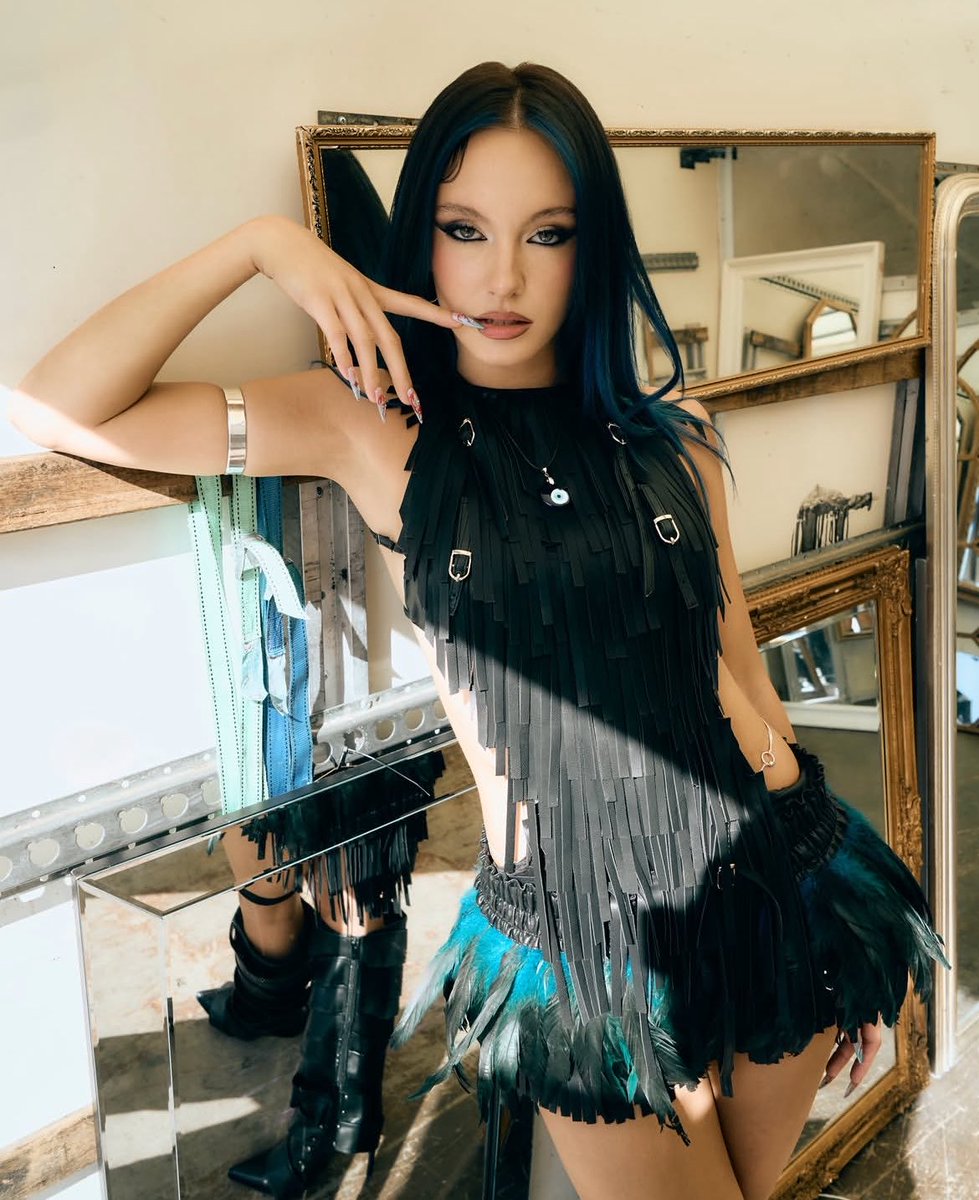 kkaisann's tweet photo. black swan &amp; white swan https://t.co/FElA3xEOC0