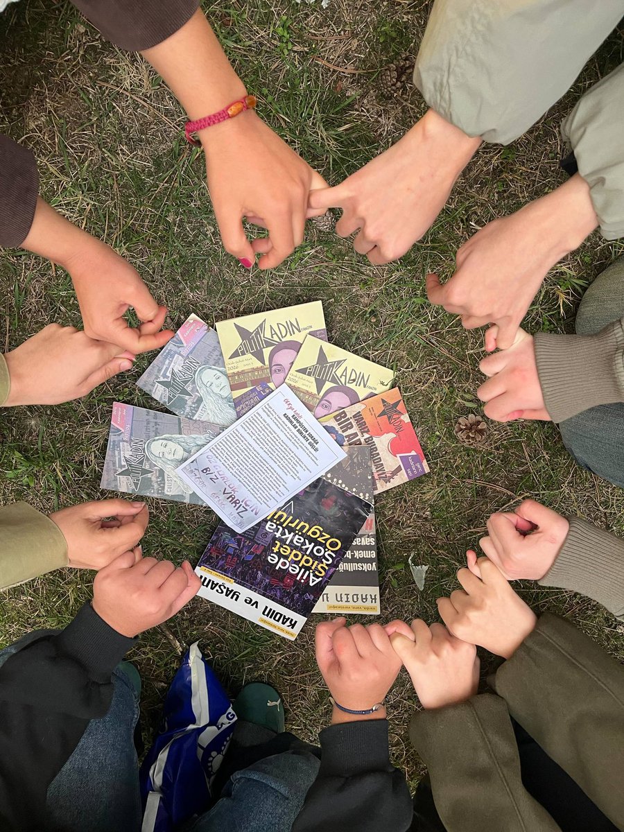 OzgurGencKadin0's tweet photo. Hacettepe Üniversitesi |

Kızıl fularlılar olarak buluştuk ve tanıştık🌸

Sen de aramıza katıl; özerk, demokratik, cins özgürlükçü kampüsleri hep birlikte kuralım! https://t.co/Fg094Mr0ug