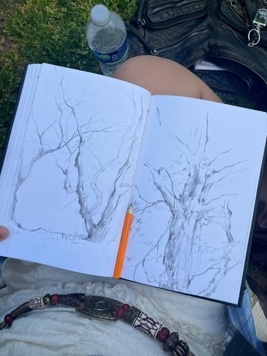 Sherlyn_uv's tweet photo. Time for some outdoor sketching! https://t.co/bjQSmT26iS