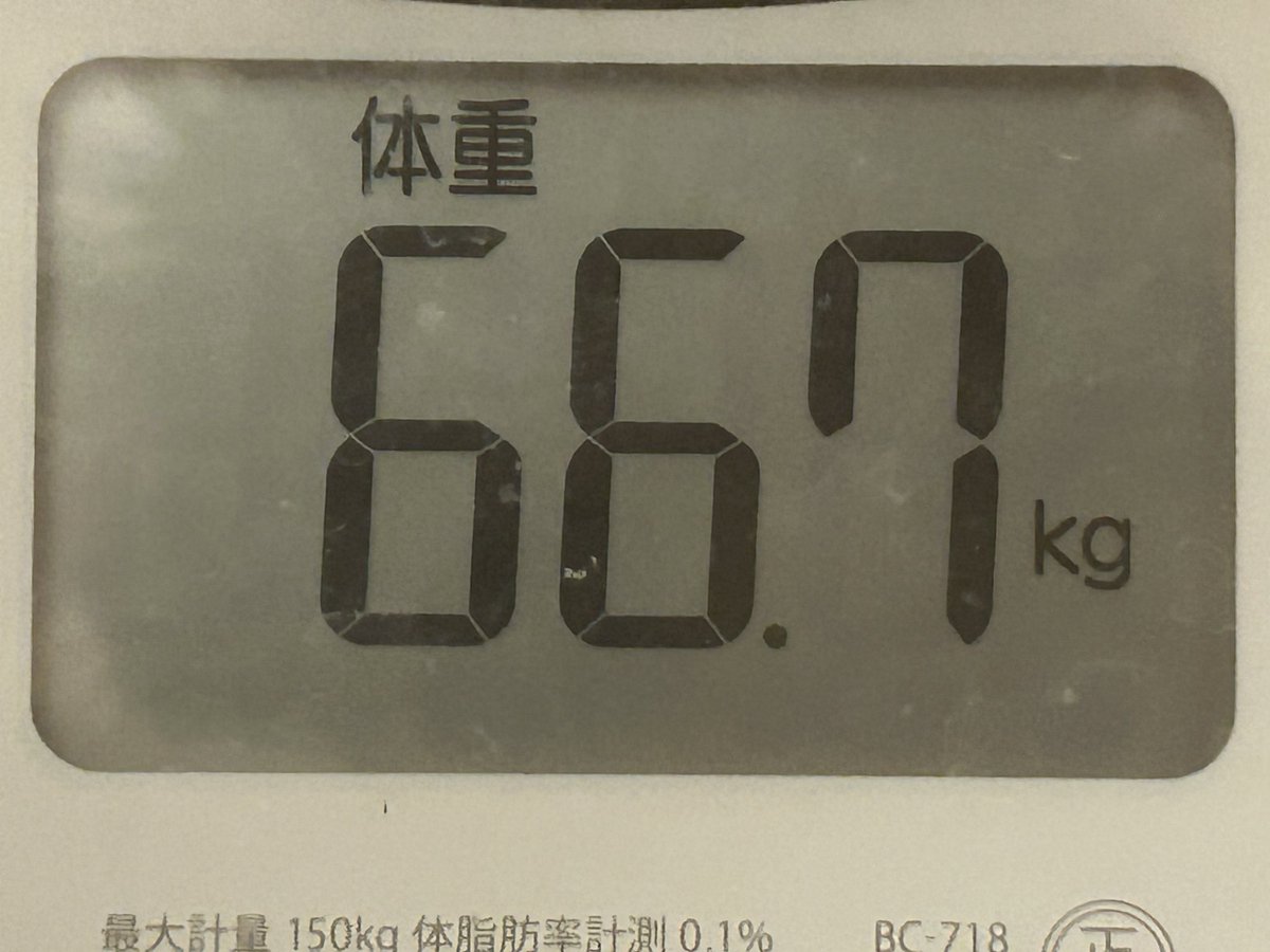 HAJIME__MAKOTO's tweet photo. 10月6日(火) 今日の体重　
季節の変わり目、急に寒くなり冬物出すか非常に迷います。今のまま行くか…。 https://t.co/6ga7N0LSqW