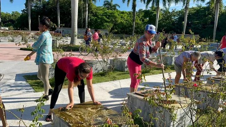 milian_mileydi's tweet photo. En la víspera del 68 aniversario de la constitución del Frente Norte de las Villas hombres y mujeres de la tierra del "Señor de la Vanguardia " trabajan unidos por preservar este altar de la Patria #CubaViveEnSuHistoria #Yaguajay #SanctiSpíritusEnMarcha @DeivyPrezMartn1 @ObraDe https://t.co/LFXTXHQmEc