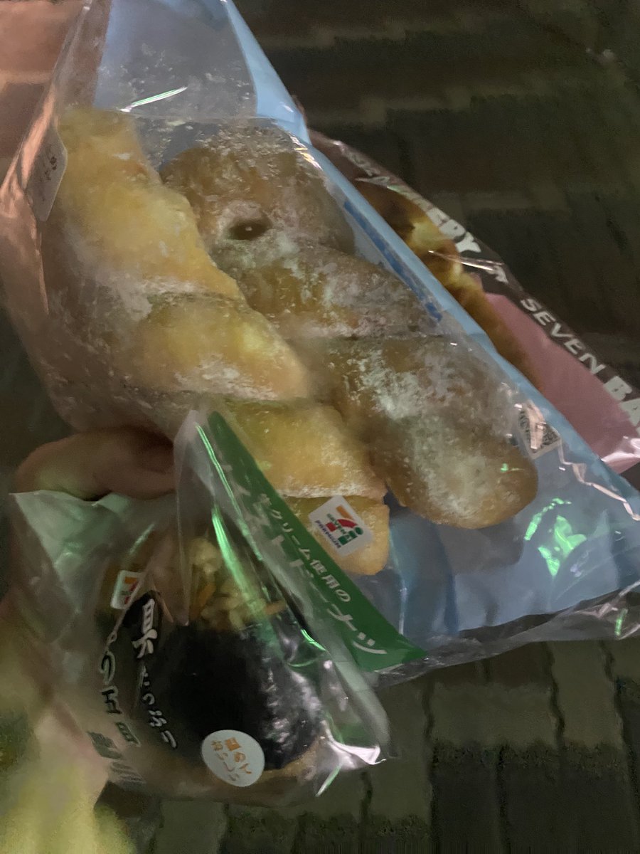 negionion_'s tweet photo. もう電車ないから食べ歩き😸👍 https://t.co/rRwwG9BxhH