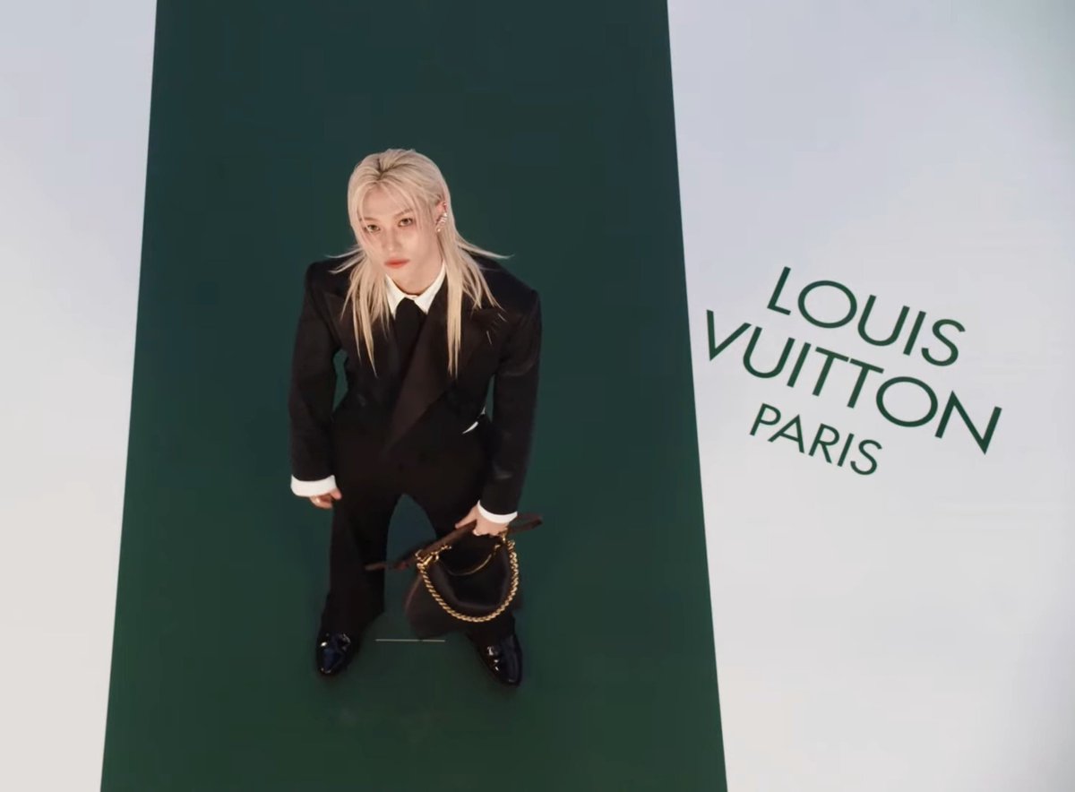 SKZBNesp's tweet photo. Felix luciendo espectacular en la alfombra de Louis Vuitton 

Hasta el momento, es a quien más tiempo le dieron en cámara en esta etapa de la alfombra 

FELIX PFW LOUIS VUITTON SS27
#FELIXXLVSS27
#FELIX @LouisVuitton https://t.co/NqQw9YYvTq