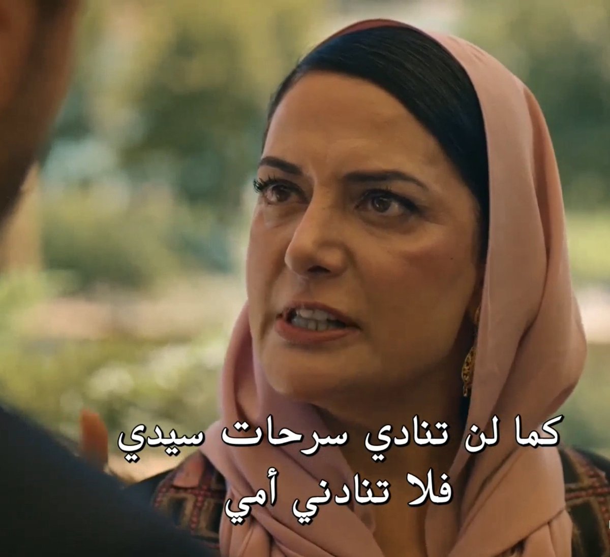 Dara16782's tweet photo. I'm still watching but she is telling him 
"don't call me mother if u won't call serhat aĝa"
(which fir my stupidity i was touched for) 😭😭

then i remembered she is sultan 😂😂 that means her words are valid till akif make her the hanim aĝa right ?😭😭😭
Then she will no kore want serhat to be the aĝa just so yildiz won't be the hanim aĝa 

#HalefKöklerinÇağrısı.#YilSer 
#ilhanşen.#BiranDamlaYilmaz