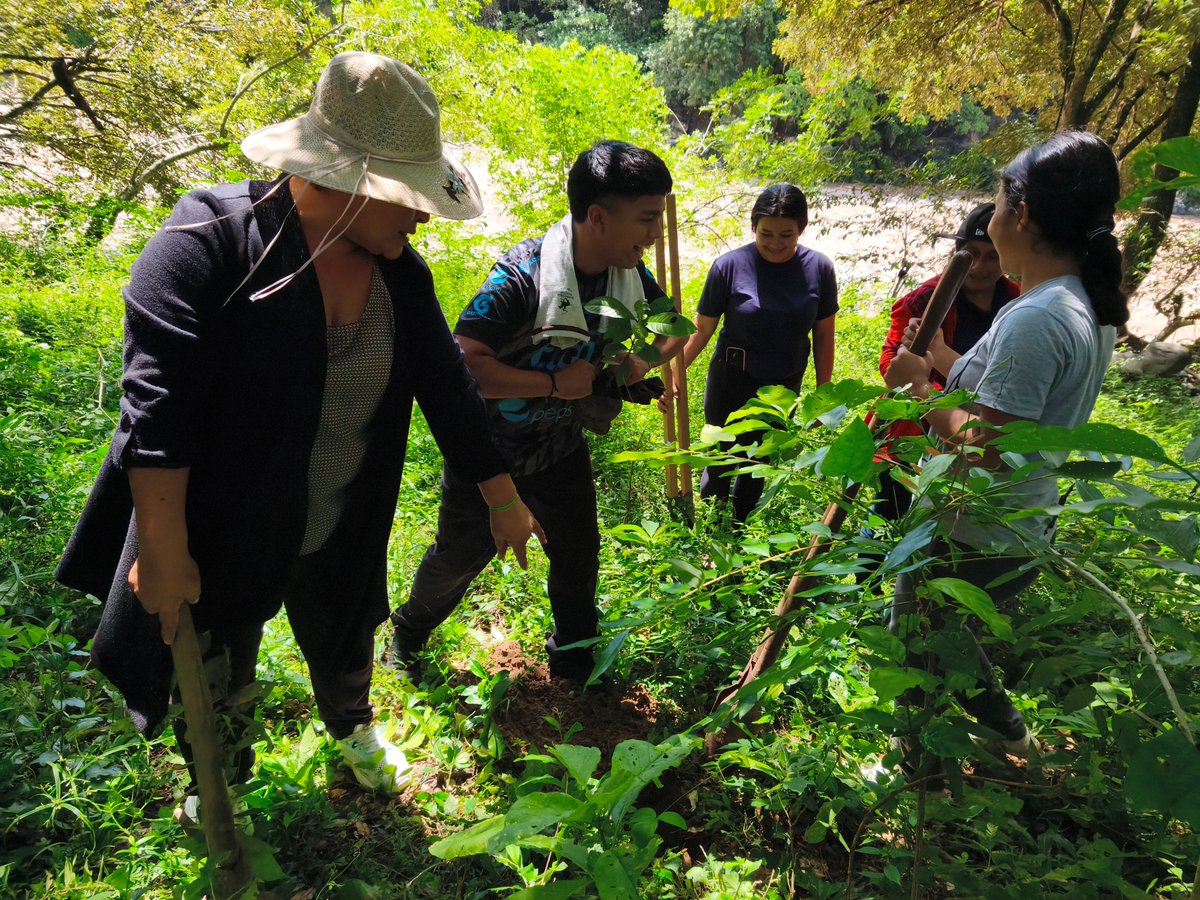 AMAESsv's tweet photo. Cerramos con un espacio de convivencia entre mujeres y juventudes, donde se compartieron experiencias, aprendizajes y el entusiasmo de trabajar unidas y unidos. (6/7)

@infodemiasv @VozPublicaVP @AFPespanol @RevistaFactum @MSobAlimentaria @SomosAguaES https://t.co/7r36Pn3ALJ