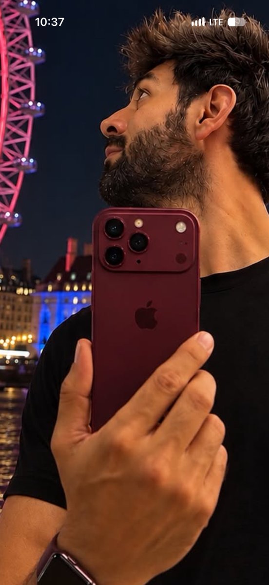 RichieBoss1298's tweet photo. Bruh forget Rose’s photoshopped iPhone…

Kartik aryan literally holding an Ai generated iPhone 18Pro with 2 flash and 2 LiDAR sensors 😭😭😭 https://t.co/OR8n5k6GYD