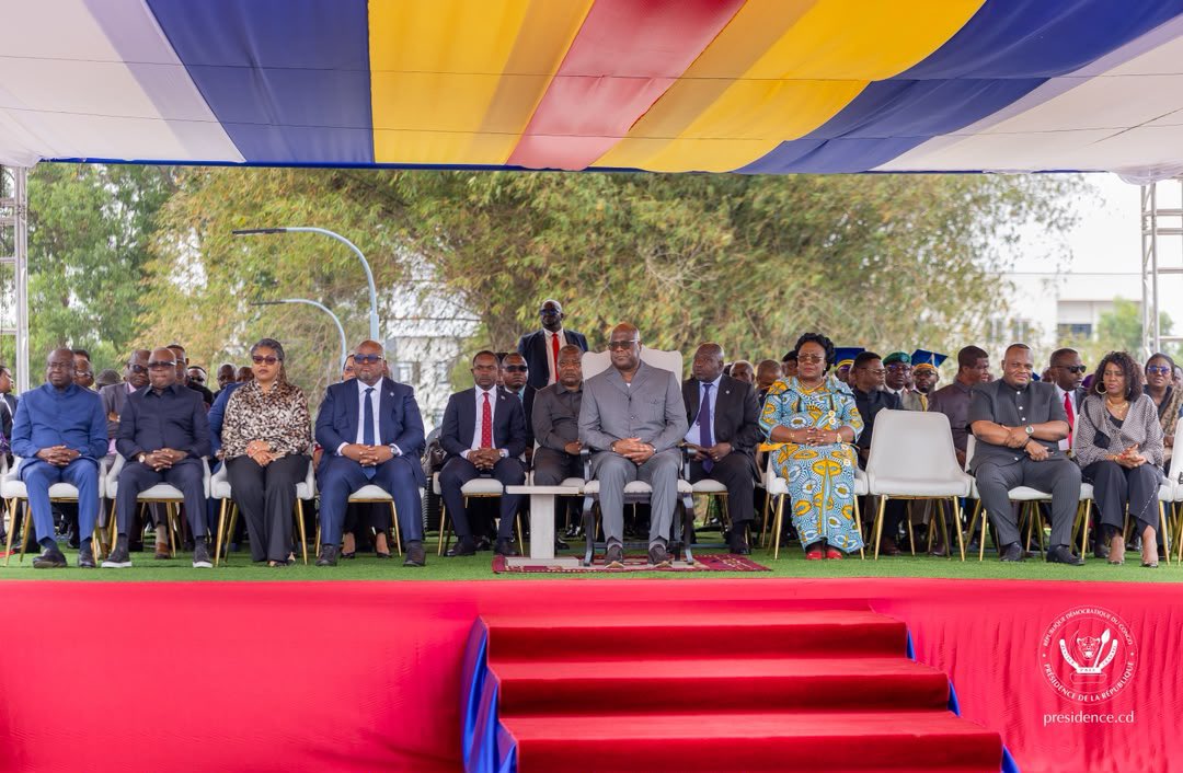 Presidence_RDC's tweet photo. Le Président de la République, Félix-Antoine Tshisekedi Tshilombo, a visité ce mardi 6 octobre 2026 l’Université Pédagogique Nationale (UPN). Cette visite s'inscrit dans le cadre de la quatrième et dernière phase des travaux de modernisation de cet établissement d'enseignement supérieur.

À cette occasion, trois nouveaux ouvrages entièrement équipés ont été officiellement remis à la communauté universitaire. Ces infrastructures comprennent un nouveau bâtiment doté de 14 auditoires, d'un parc récréatif et d'un ascenseur adapté, ainsi que deux édifices réhabilités abritant 54 bureaux administratifs et sept laboratoires scientifiques de pointe.

Ces réalisations modernes visent à offrir de meilleures conditions d’études, d’enseignement et de recherche sur le campus. L'objectif final est de renforcer la qualité de la formation en République démocratique du Congo afin de stimuler le développement du capital humain national.